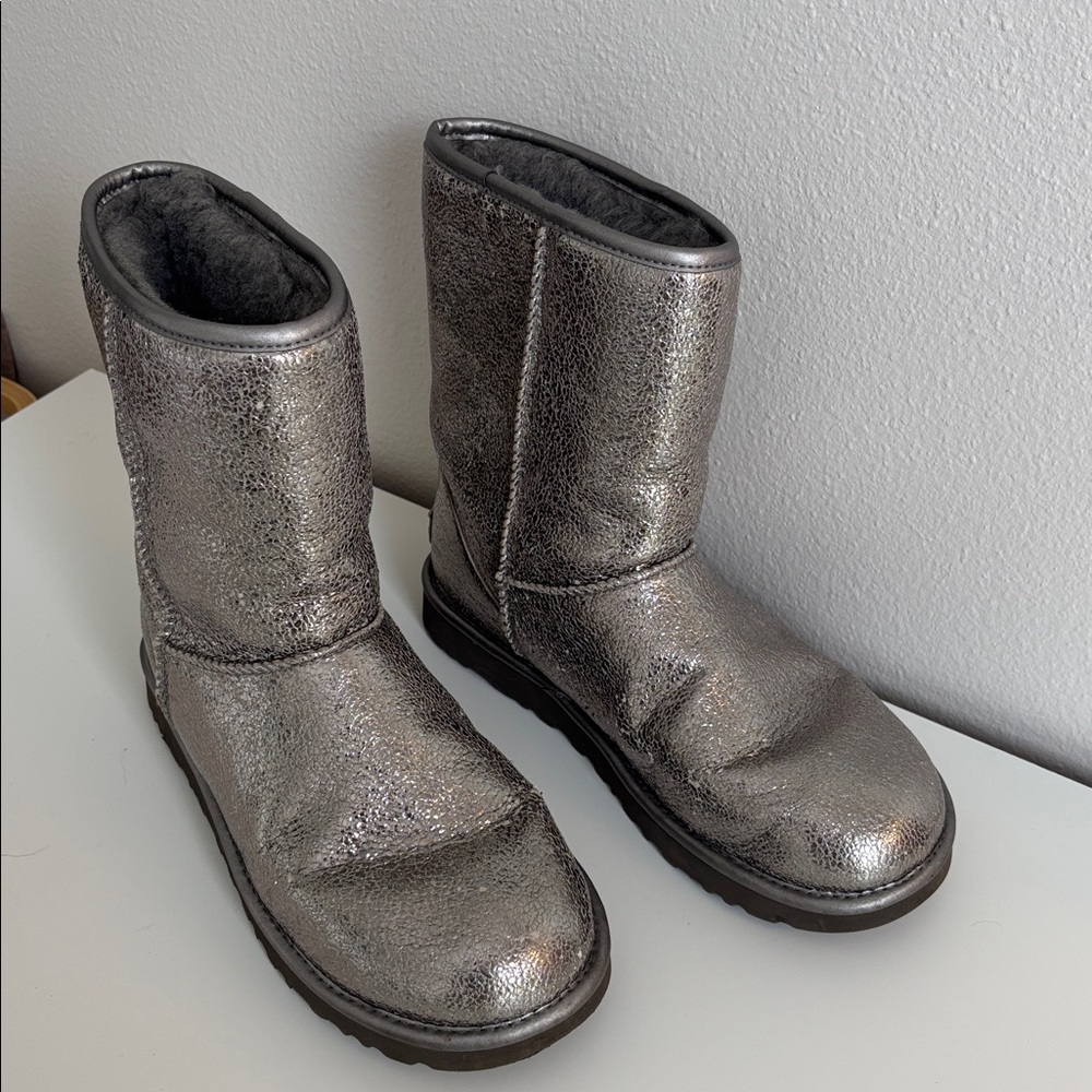 UGG CLASSIC SHORT METALLIC SPARKLE GUNMETAL LEATHER WOMEN'S BOOTS SIZE US 9 - Picture 3 of 10